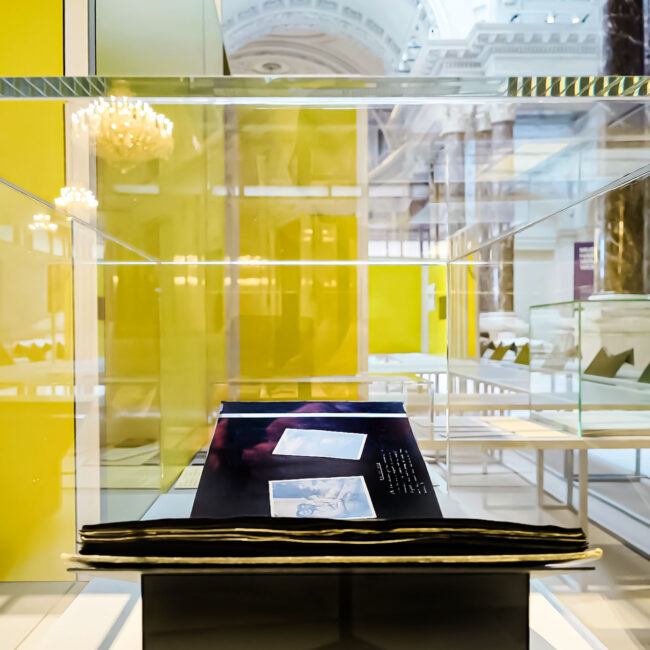 Vitrine in der Ausstellung "Holidays in Austria" im Haus der Geschichte Österreich