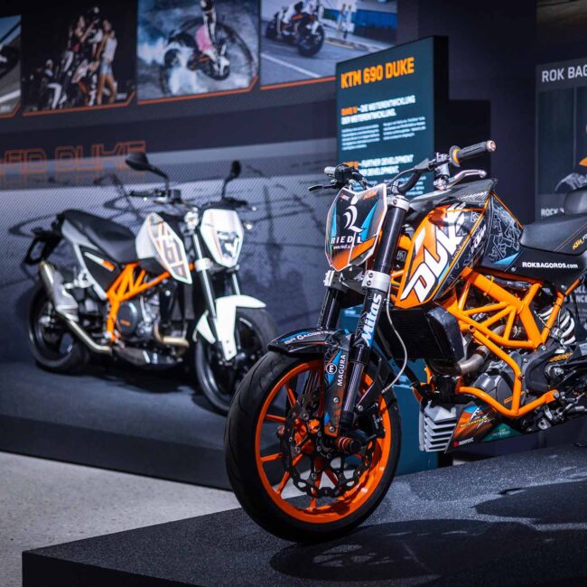 Ausstellungsansicht zweier KTM Duke Motorräder