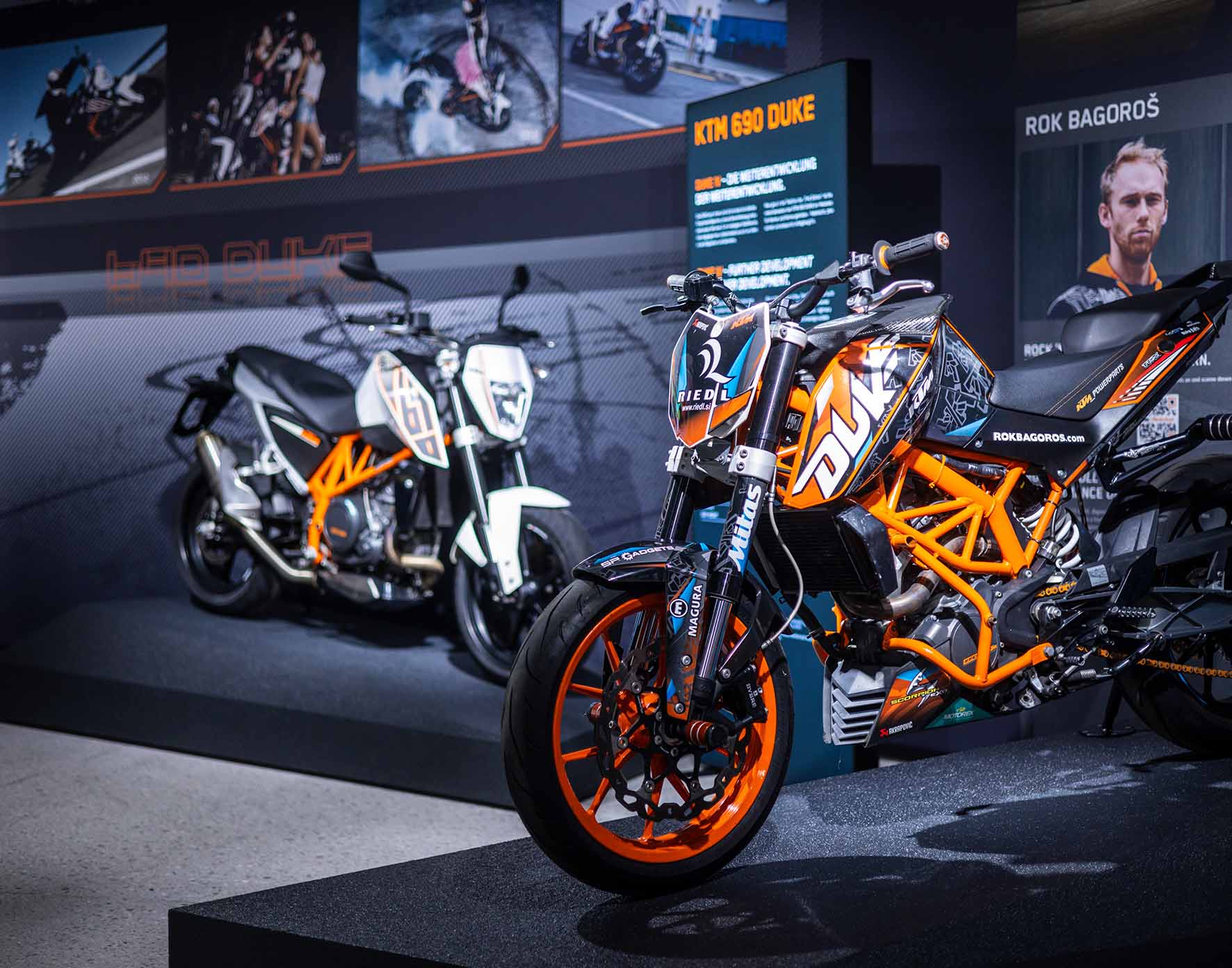 Ausstellungsansicht zweier KTM Duke Motorräder